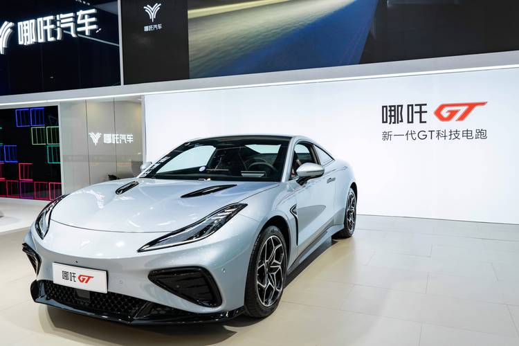 重庆12哪吒汽车在智能汽车领域的表现，领途汽车在新能源汽车市场中的影响力